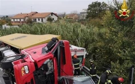 Incidente Ancona Camion Si Ribalta E Schiaccia Ambulanza Due Morti