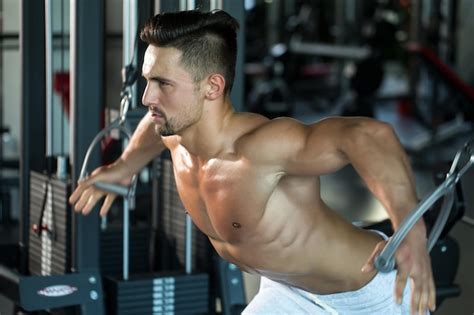 Hombre Musculoso Entrenando En Gimnasio Foto Premium