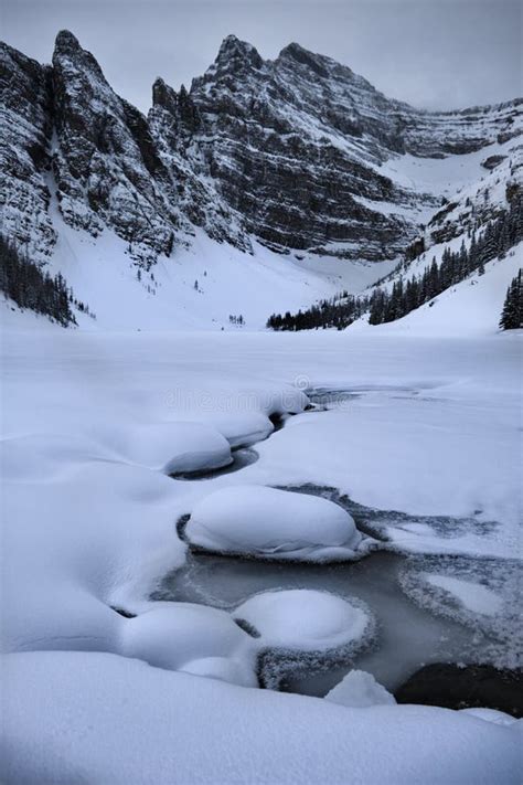 Lago Congelado Montanhas Cobertas De Neve Foto De Stock Imagem