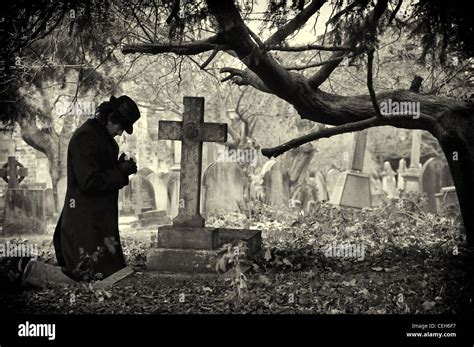 Hombre De Rodillas Rezando Fotograf As E Im Genes De Alta Resoluci N