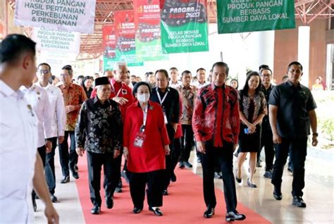 Momen Megawati Ajak Jokowi Dan Ganjar Tinjau Pemeran Pangan Di Arena