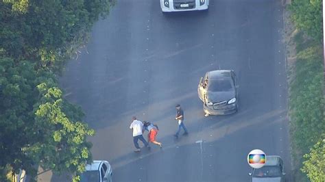 V Deo Bandidos Tentam Roubar Quatro Caminh Es De Carne Na Avenida