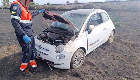 Un Conductor Se Sale De La V A En La Carretera De Puerto Del Carmen A