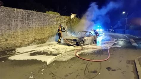 Cétait impressionnant en pleine soirée une voiture prend feu