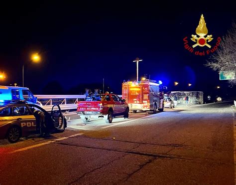 Messina Grave Incidente Sull A Si Ribalta Un Autocarro Foto