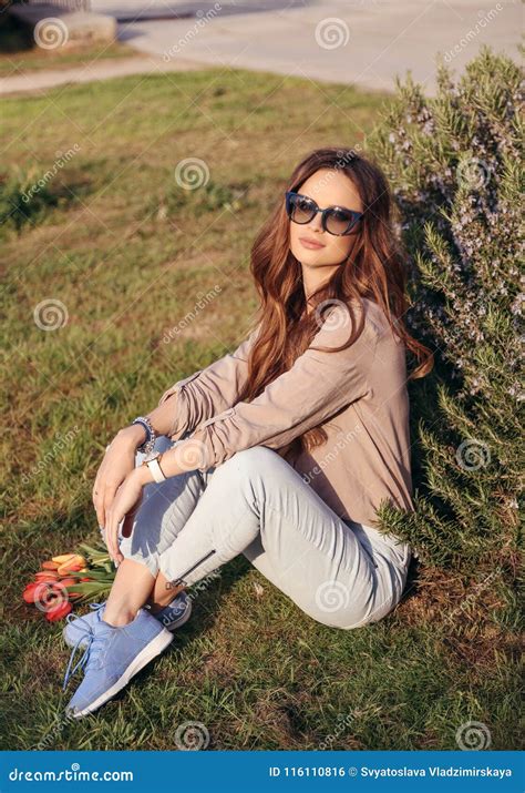 Menina Bonita Cabelo Encaracolado Escuro Na Roupa Ocasional Que