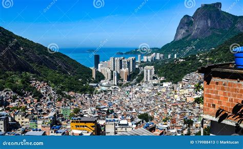 Favela Rocinha No Rio De Janeiro A Maior Favela Do Brasil Foto De