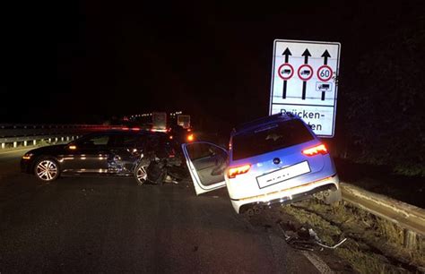 Autofahrer Rast In Unfallstelle J Hriger Steigt Aus Pkw Und Wird