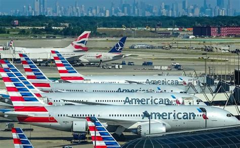 Pasajero intenta abrir la puerta de un avión en pleno vuelo