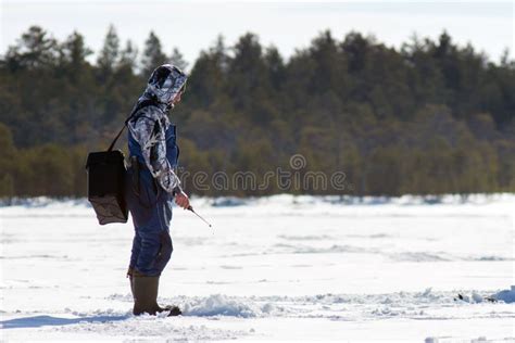 Pescador Que Pesca La Pesca Del Invierno En Un D A Soleado Brillante