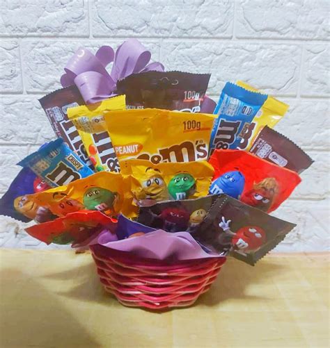 CHOCOLATES :: Assorted Chocolate Baskets :: M&M's Chocolates Gift Basket