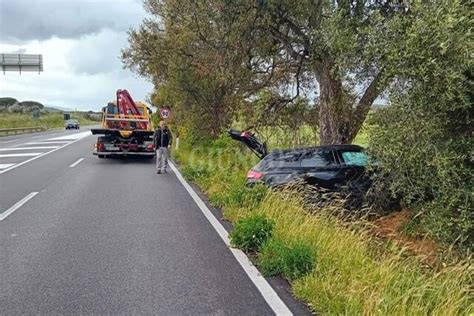 Auto Sbanda E Esce Di Strada Finendo In Fossa Una Persona Ferita Il