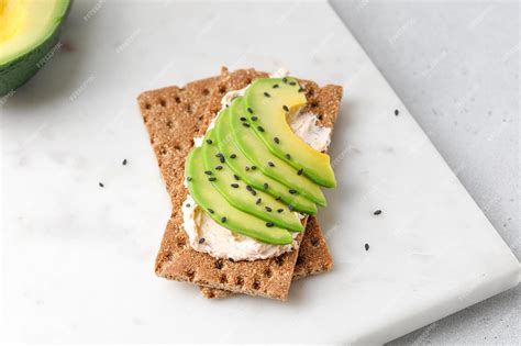 Aguacate En Tostadas De Trigo Integral Con Semillas De Sésamo En