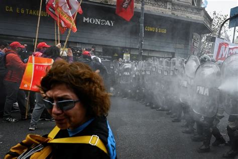 Disturbios Y Tensión Frente Al Congreso Hay Cinco Diputados Heridos