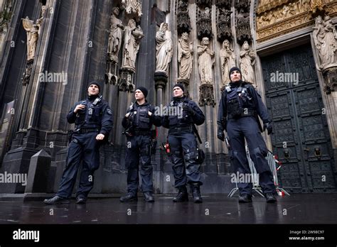 Terroralarm Zu Weihnachten Rund Um Den K Lner Dom Sind Polizisten In