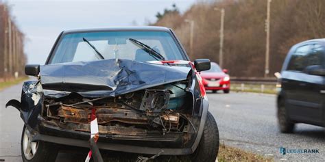 Quién paga los daños materiales en un accidente de tráfico y cómo