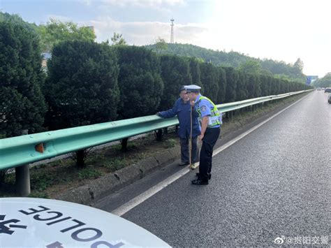 九旬老人误入高速 贵阳交警及时救助送其回家