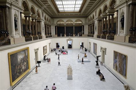 Visitantes Hacen Un Recorrido En Los Museos Reales De Bellas Artes De