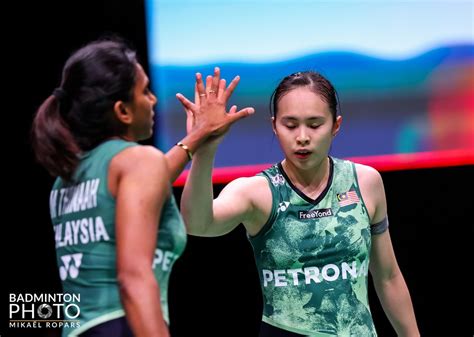 Badminton Pearly Thinaah Stun Two Time World Champions To Reach Worlds