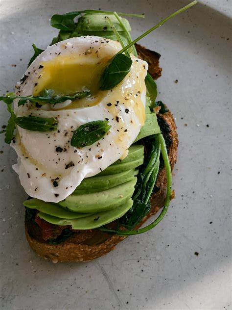 La Recette De La Tartine L Avocat Et Son Oeuf Mollet La Box Fruit E