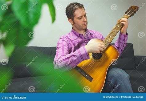 Bell Uomo Che Suona La Chitarra Fotografia Stock Immagine Di Musica