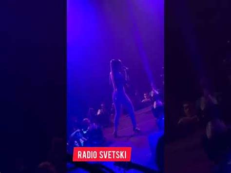 Tea Tairovic Sa LONGETOM NA RUCI Odrzala Koncert U Teslicu Pevacica