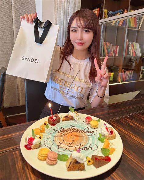 Momoさんのインスタグラム写真 Momoinstagram「4ヶ月遅れで誕生日のお祝いしてもらっちゃった🥰笑 美味しかった