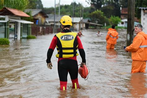 Ciclone No Sul Sobe Para O N Mero De Mortos Em Tempestades