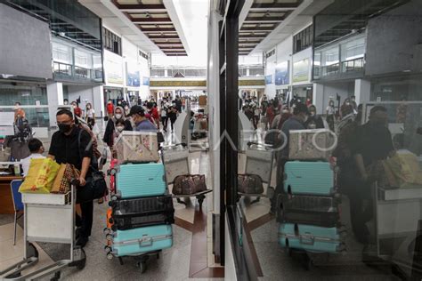 PENUMPANG DI BANDARA JUANDA MENINGKAT ANTARA Foto