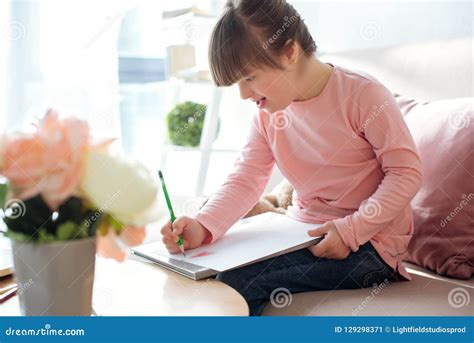 Enfant Mignon Avec Le Dessin De Syndrome De Down Image Stock Image Du