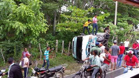 Vehículo De Transporte Sufre Volcadura En Carretera Higuey Otra Banda