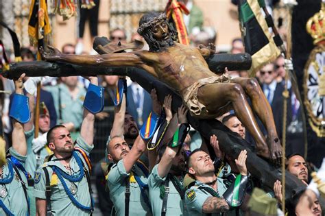 Málaga se vuelca con La Legión y el traslado del Cristo de Mena