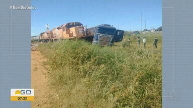 Bom Dia GO Caminhão carregado soja é atingido por trêm em