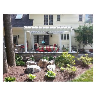 Outdoor Kitchen And Pergola With A Bluestone Patio Klassisch Patio