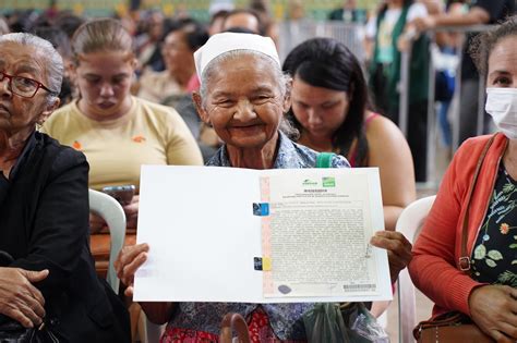 Governo De Goi S Entrega Mais De Mil Cart Es Do Aluguel Social E