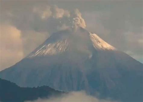 El volcán amazónico Sangay arroja ceniza hacia la costa sur de Ecuador