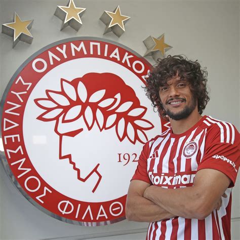 Olympiacos da Grécia anuncia a contratação de Gustavo Scarpa