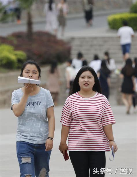 大學校園有美女帥哥，畢業季就要離開這裡，學校里成靚麗風景線 每日頭條