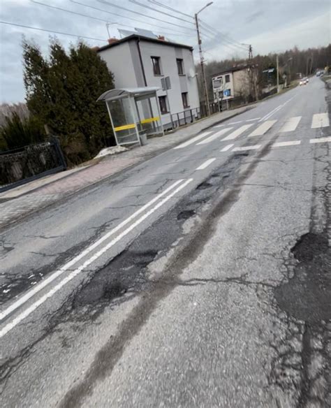 Na Ulicy Cz Stochowskiej Jest Le S Takie Dziury E Ko Paki Wypadaj