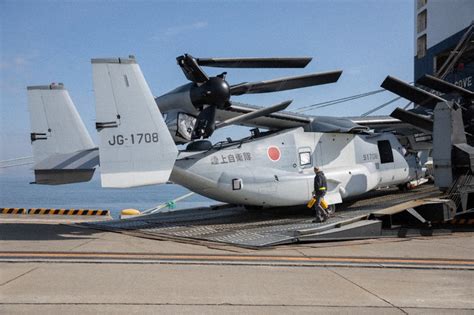 陸自オスプレイ第2陣の5機、米軍岩国基地に陸揚げ 毎日新聞