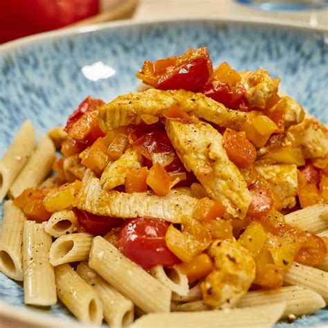 Geflügel Paprika Ragout mit Tomaten und Nudeln Techniker