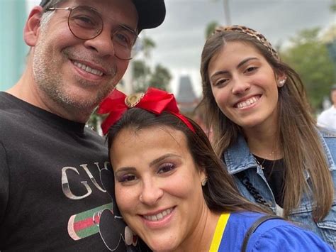 Leandro Hassum publica foto ao lado da família e diz que está saudades