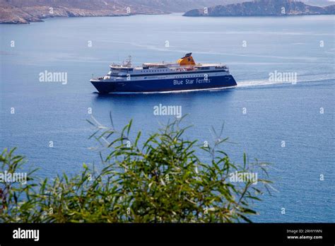 Un Traghetto Blue Star Al Porto Di Ayiali Sull Isola Di Amorgos Blue