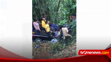 Pikap Angkut Rombongan Hajatan Dari Majalengka Masuk Jurang Di Ciamis