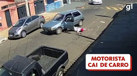 Vídeo Motorista cai de carro em movimento em rua de Franca SP vídeo