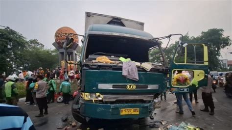 Polisi Pastikan Tak Ada Korban Jiwa Begini Detik Detik Truk Kontainer