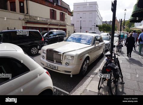 Rolls Royce Phantom Harrods London Uk Stock Photo Alamy