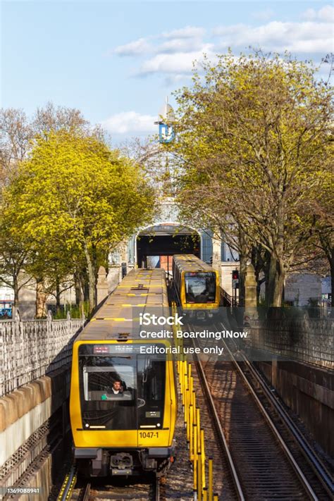 Kereta Bawah Tanah Berlin Metro Ubahn Melatih Tipe Ik Di Format Potret