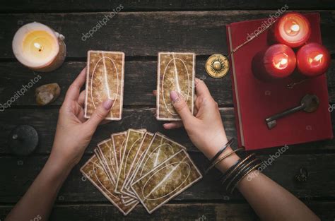 Tarjetas Del Tarot En El Fondo De La Mesa Del Adivino Concepto De