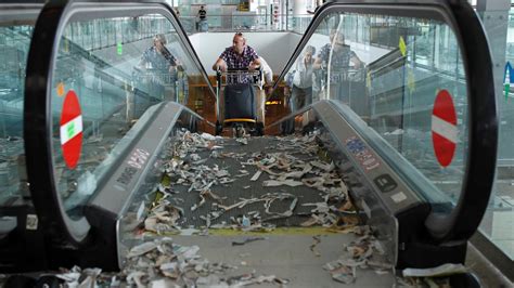 Fotos Funcionários do aeroporto de Barcelona espalham papéis picotados